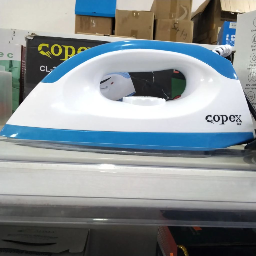 Dry iron with spray fer à repasser