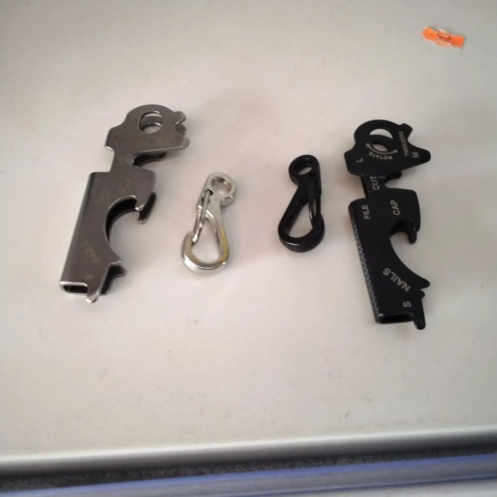 Porte clef en acier decapsuleur